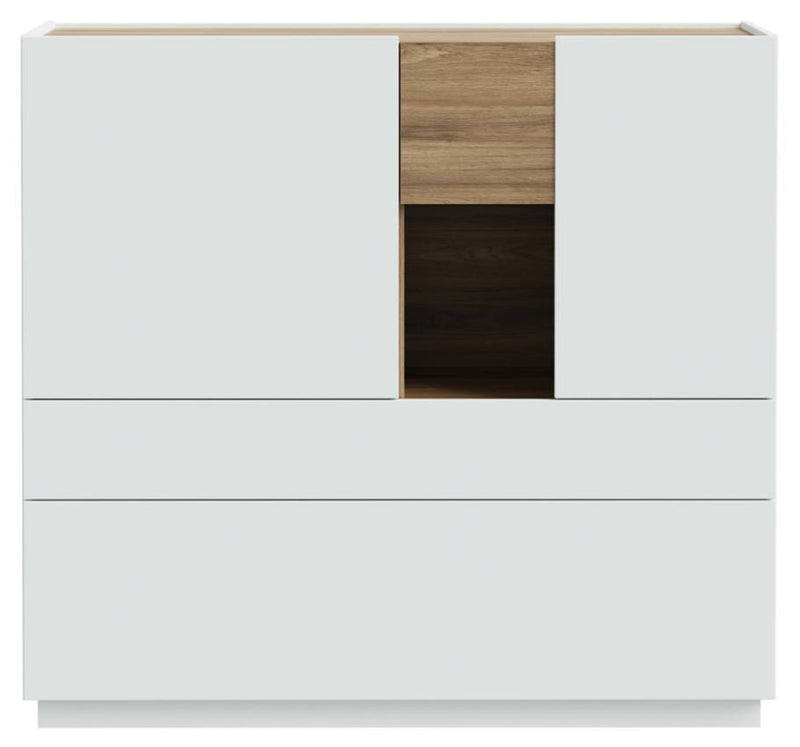 Highboard LEWISVILLE 3-trg. in Frontansicht mit hellgrauer Fassade, zentraler Eiche-Absetzung und zwei Schubladen unten.