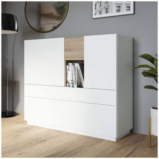Highboard LEWISVILLE 3-trg. in Hellgrau mit zentraler Valencia-Oak-Absetzung und offenen Fächern, Gesamtansicht von vorne.