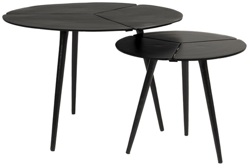 Zwei schwarze Beistelltische KOURDEBOUR mit runden Aluminiumplatten und schlanken Beinen in Gesamtansicht.