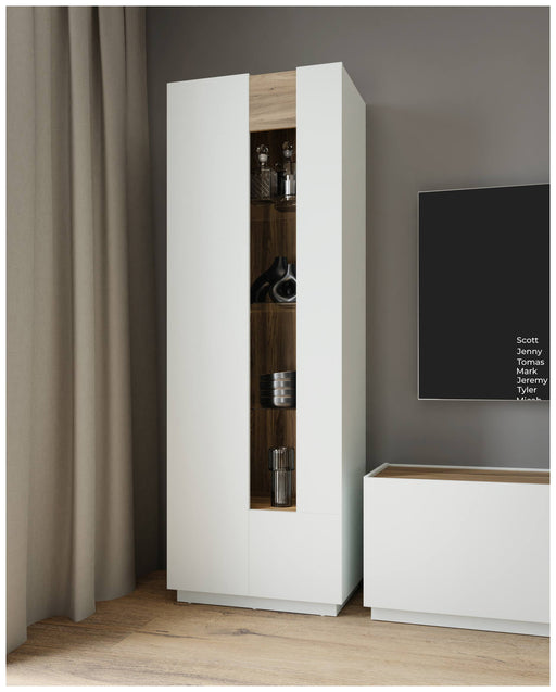 Vitrine LEWISVILLE mit 1 Tür in Secret Grey und Valencia Oak Absetzung, Gesamtansicht von vorn mit offener Tür.