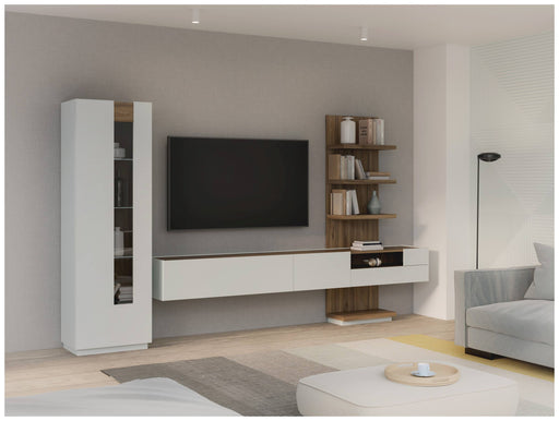 Wohnwand LEWISVILLE 4-tlg. mit hängendem Lowboard in Hellgrau und Eiche, Gesamtansicht im Wohnzimmer mit TV-Wandmontage.