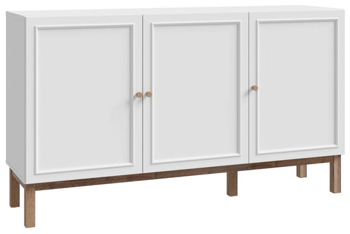 Sideboard PENKRIDGE mit 3 Türen in Gesamtansicht, weißer Korpus mit Rahmenfronten und Holzbeinen in Natur.