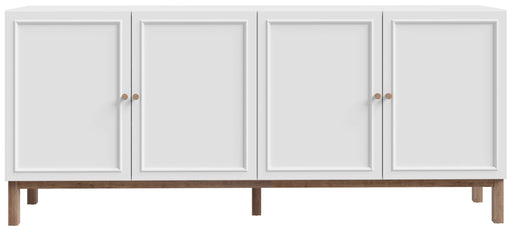 Sideboard PENKRIDGE mit 4 Türen in Weiß, Gesamtansicht mit Holzfüßen und messingfarbenen Griffen.