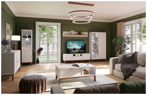 Wohnzimmer PENKRIDGE 6-tlg. Secret Grey / Schlammeiche Dekor in Gesamtansicht mit TV-Wand, Regalen und Couchtisch.