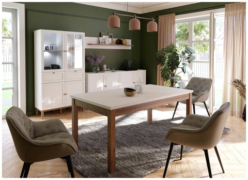 Gesamtansicht des PENKRIDGE Esszimmers mit Vitrinenschrank in Secret Grey, Esstisch und vier Sesseln in Olivgrün.