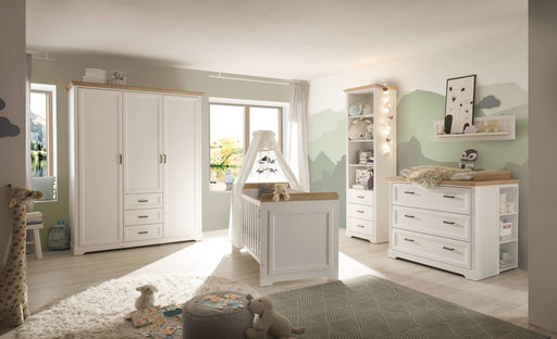 Babyzimmer JASMIN Komplettset Pinie weiß Nachbildung in Gesamtansicht mit Kleiderschrank, Wickelkommode, Bettchen und Regal.