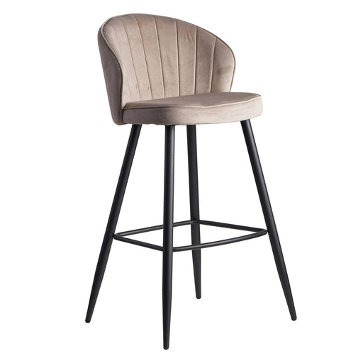 Barhocker Samt Beige mit geschwungener Rückenlehne, Rillenoptik und schwarzen Metallbeinen in Gesamtansicht.