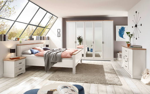 Schlafzimmer JASMIN 5-teilig mit 5-trg. Schrank in Pinie weiß, Gesamtansicht des möblierten Raums.