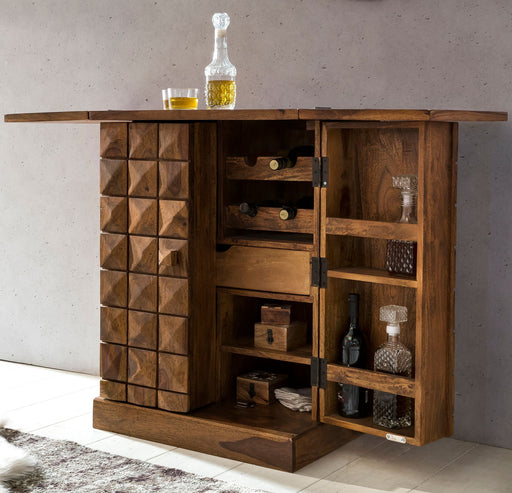 Hausbar LUCCA Sheesham Massivholz mit ausgeklappter Tür, Weinregal und Glasvitrine in Gesamtansicht.