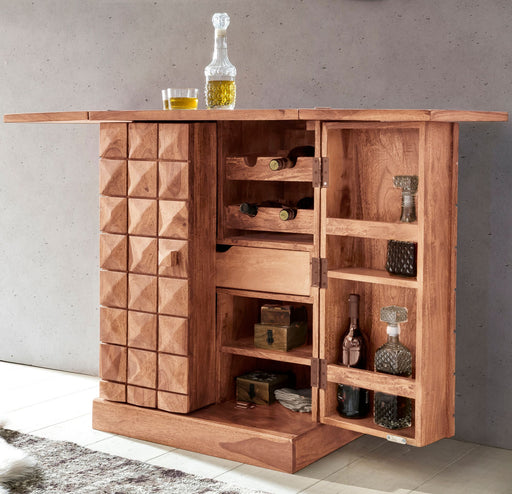 Hausbar LUCCA aus Akazie mit ausklappbarer Front, Weinflaschenhaltern und offenen Regalen, Gesamtansicht von vorne.
