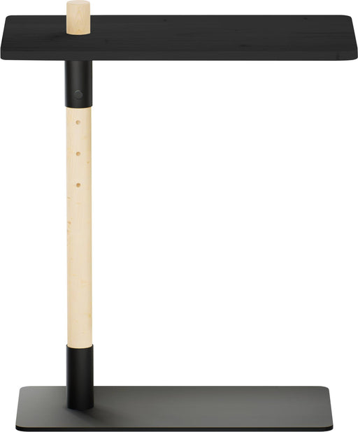 ADJUST TABLE höhenverstellbarer Beistelltisch mit schwarzer Plattform und Kiefer-Schaft in Gesamtansicht.
