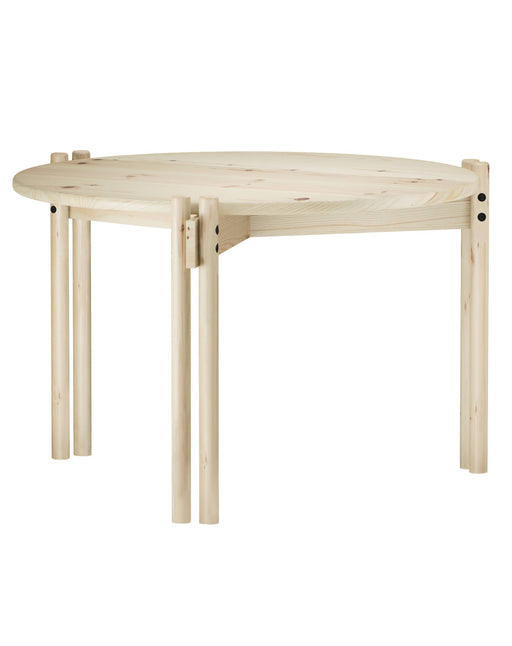 Couchtisch STICKS HIGH aus Kiefer massiv mit ovaler Tischplatte und vier zylindrischen Holzbeinen, Gesamtansicht.