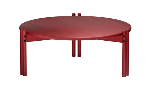 Couchtisch STICKS LOW aus massiver Kiefer in Rot mit ovalem Tablett und vier Holzbeinen, Gesamtansicht.