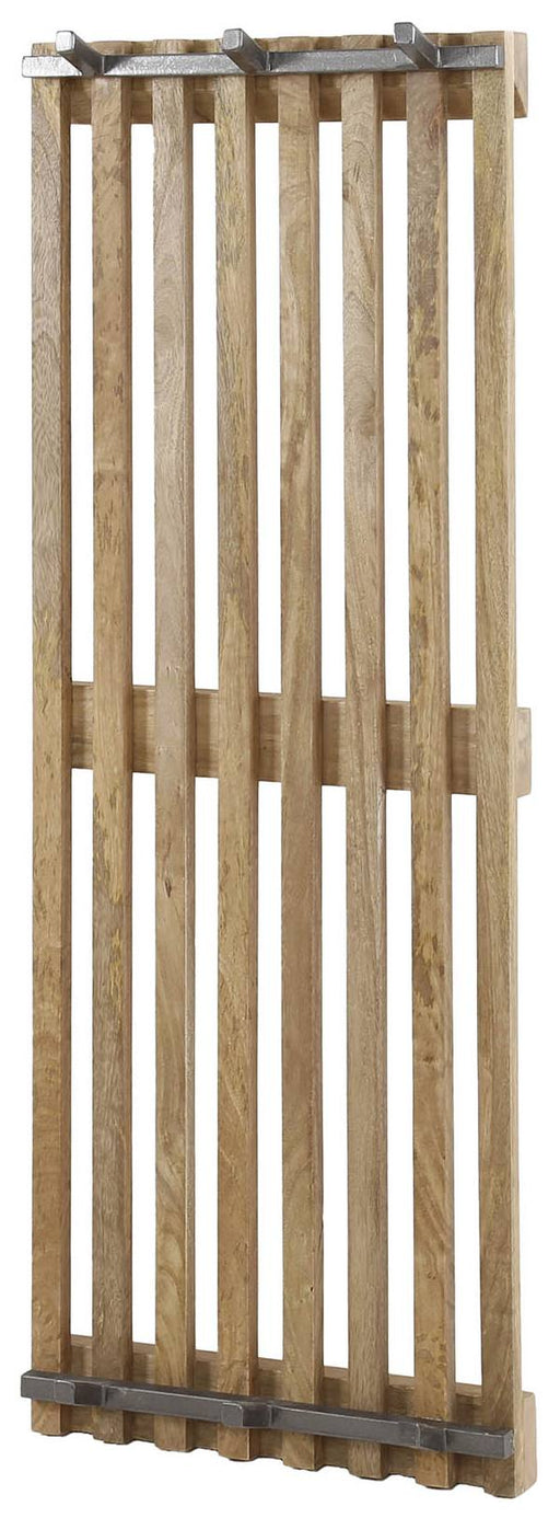 Garderobenpaneel Wandgarderobe TWEAK mit senkrechten Mangoholzleisten, Metallbeschlägen und sechs Haken in Gesamtansicht.