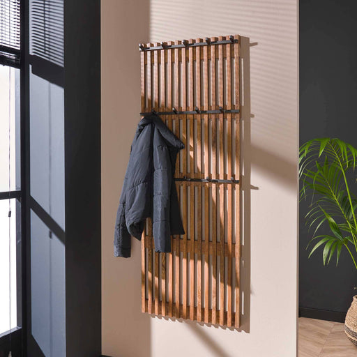 Garderobenpaneel Wandgarderobe TWEAK mit vertikalen Holzlamellen und schwarzen Metallhaken an der Wand montiert.