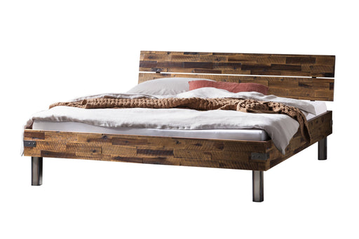 Hasena Massivholzbett Industrial Loft DUNO Akazie Vintage Brown in Gesamtansicht mit Holzkopfteil und Metallbeinen.