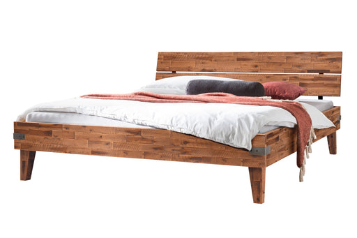 Hasena Massivholzbett Industrial Loft ALOA Akazie Vintage Brown in Gesamtansicht mit Kopfteil und weißer Bettwäsche.