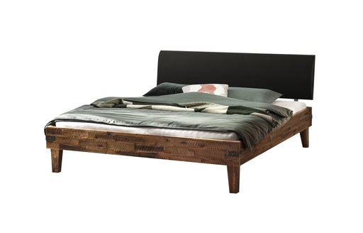 Hasena Massivholzbett Industrial Loft GOLEA Akazie Vintage Brown in Gesamtansicht mit schwarzem Kopfteil und Holzrahmen.