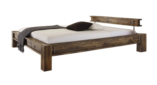 Hasena Massivholzbett Balkenbett SAN LUCA in Akazie Vintage Brown, Gesamtansicht mit weißer Matratze und Kissen von vorne.