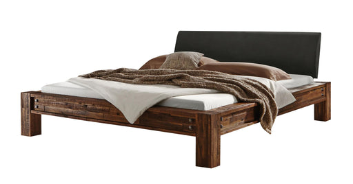 Hasena Balkenbett SAN FELIPE in Akazie Vintage Brown, Gesamtansicht mit schwarzem Kopfteil und Holzbeinen.