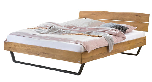 Hasena LEVANE Kufen Bett Massivholzbett Wildeiche natur geölt in Gesamtansicht mit Holzkopfteil und schwarzen Metallkufen.