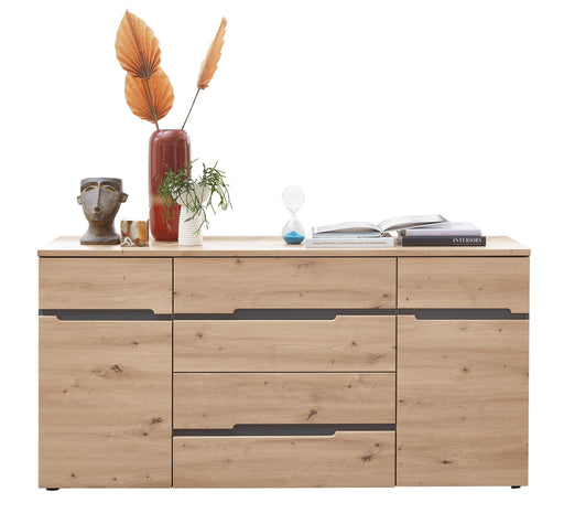 Sideboard MEMPHIS mit heller Eichenoptik, graphitfarbenen Griffleisten und dekorativer Topstyling in Gesamtansicht.