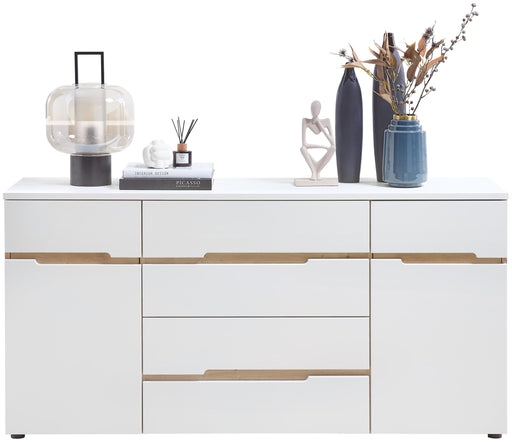 Sideboard MEMPHIS in Weiß mit Artisan-Eiche-Nachbildung, Gesamtansicht mit dekorativen Objekten auf der Oberfläche.