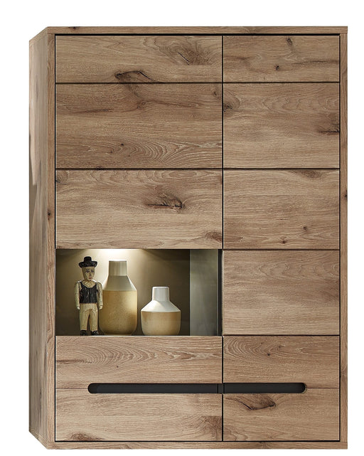 Hängevitrine BELLANO Viking Oak Nature mit Schubfächern, offener Vitrinennische und schwarzem Griffelement.