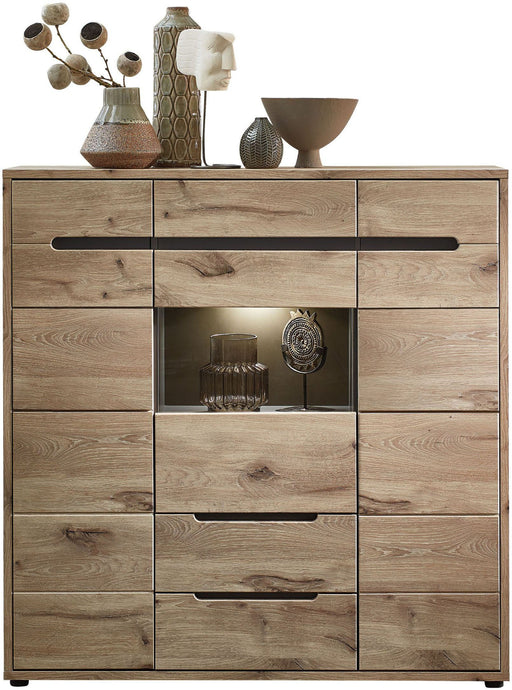 Highboard BELLANO Viking Oak Nature mit Graphit in Gesamtansicht, Holzfronten mit offener Nische und Dekorationen.