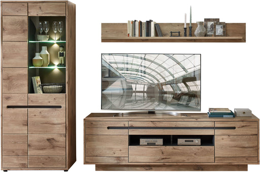 Wohnwand BELLANO HH84 Viking Oak Nature mit LED-Beleuchtung in Gesamtansicht aus Vitrinenschrank, TV-Lowboard und Wandregal.