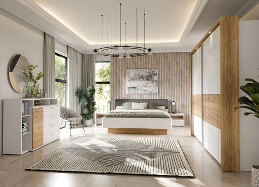 Schlafzimmer MAYACUS Komplettset Weiß / Mauvella Eiche in Gesamtansicht mit Bett, Kommode und Kleiderschrank.