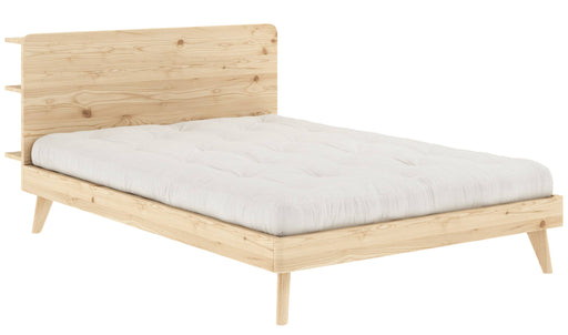 Massivholzbett Futonbett RETREAT aus Kiefer natur mit cremefarbenem Futon und seitlichen Holzleisten, Gesamtansicht.