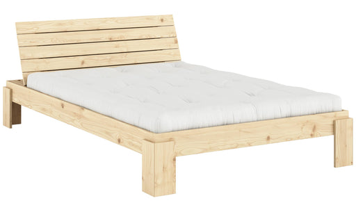 Massivholzbett LAYERS BED HEADBOARD aus Kiefer mit horizontal lamelliertem Kopfteil und weißer Matratze, Gesamtansicht.