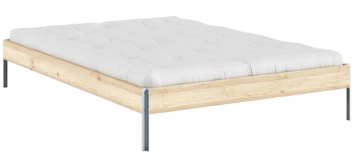 Futonbett Bettrahmen CORE Kiefer natur mit weißem Futon auf Holzrahmen und Metallbeinen, Gesamtansicht.