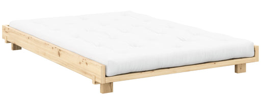 Massivholzbett Futonbett SOCIAL BED aus Kiefer in Naturlackierung mit weißer Futonmatratze in Gesamtansicht.