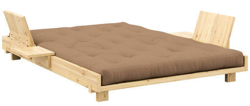 Schlafsofa SOCIAL SOFA BED aus Kiefer natur mit aufgeklappter brauner Matratze in Gesamtansicht.
