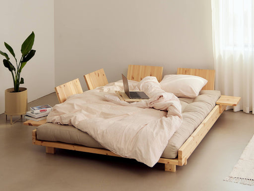 Schlafsofa SOCIAL SOFA BED aus Kiefer in Naturholzoptik mit hochgestellter Rückenlehne in Gesamtansicht.
