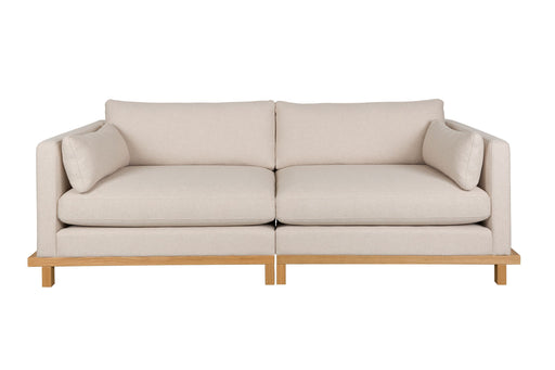 BLOSSOM 3-Sitzer Sofa mit sandfarben meliertem Stoffbezug und Eichenholzgestell in Gesamtansicht.