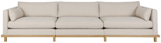 BLOSSOM 4,5-Sitzer Sofa in Sand mit Eicheholzgestell, Gesamtansicht von vorne.