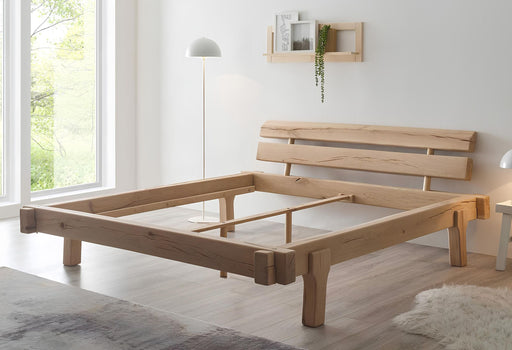 Balkenbett INGER Massivholzbett Eiche 180 x 200 in Gesamtansicht mit Holzgestell und Lattenrost.