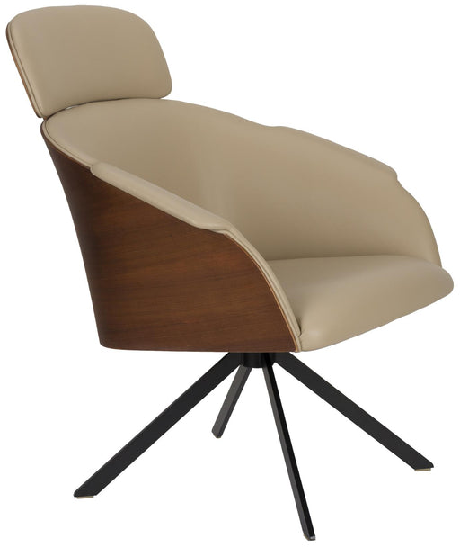 Lounge Sessel Frie mit beigefarbenem Bezug, Holzschale und schwarzem Drehgestell, Gesamtansicht.