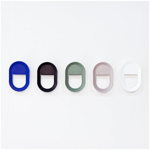 Gesamtansicht von fünf Design Garderobenhaken COUCOU in den Farben Blau, Schwarz, Graugrün, Puder und Weiß.