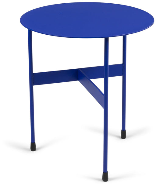 Spinder MIRA LOW Beistelltisch mit blauer runder Tischplatte und Stahlgestell in Gesamtansicht.