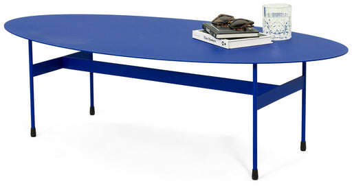 Spinder MIRA OVAL Couchtisch 125 x 40 cm in Blau mit ovaler Tischplatte und minimalistischem Stahlgestell in Gesamtansicht.