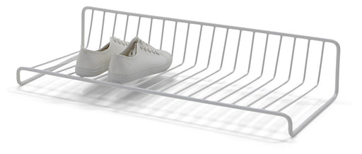 Spinder FINO Schuhregal aus Stahl in Gesamtansicht mit senkrechten Fächern und aufgestütztem Rahmen.