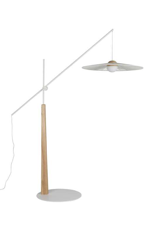 Zuiver Bogenlampe Belle mit beigefarbenem Stoffschirm, geschwungenem Metallgestell und Holzfuß.