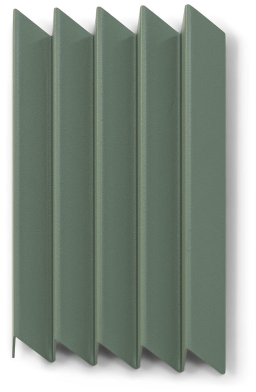 Spinder SENSU Medium Garderobe in Gesamtansicht mit fünf grünen, fächerförmig angeordneten Paneelen.
