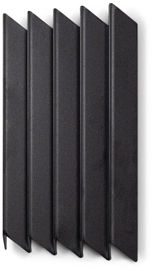Spinder SENSU Medium Garderobe in Gesamtansicht mit fünf parallel angeordneten, dunkelgrauen Wandpaneelen.