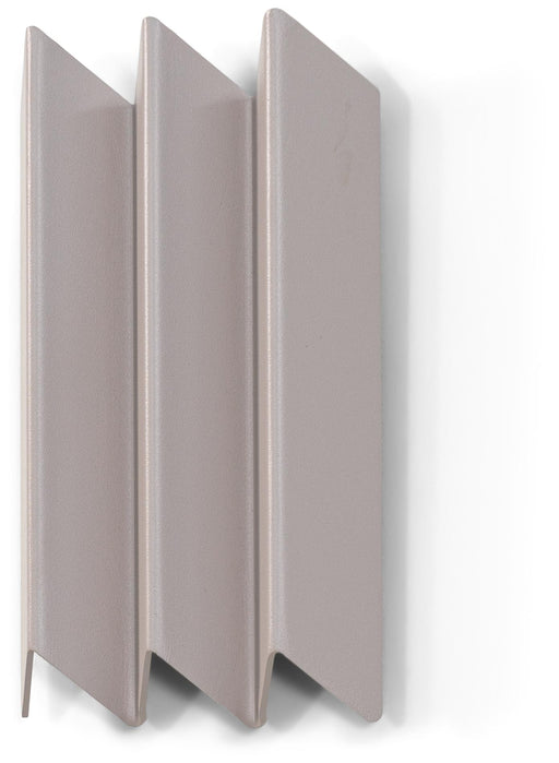 Wandgarderobe SENSU Small Garderobe mit drei gefalteten Stahlpanelen in Graubeige, Gesamtansicht.
