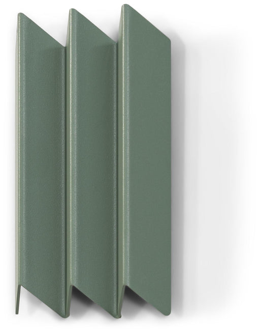 Wandgarderobe SENSU Small Garderobe Stahl in Grün mit gefalteter Optik, Gesamtansicht von vorne.